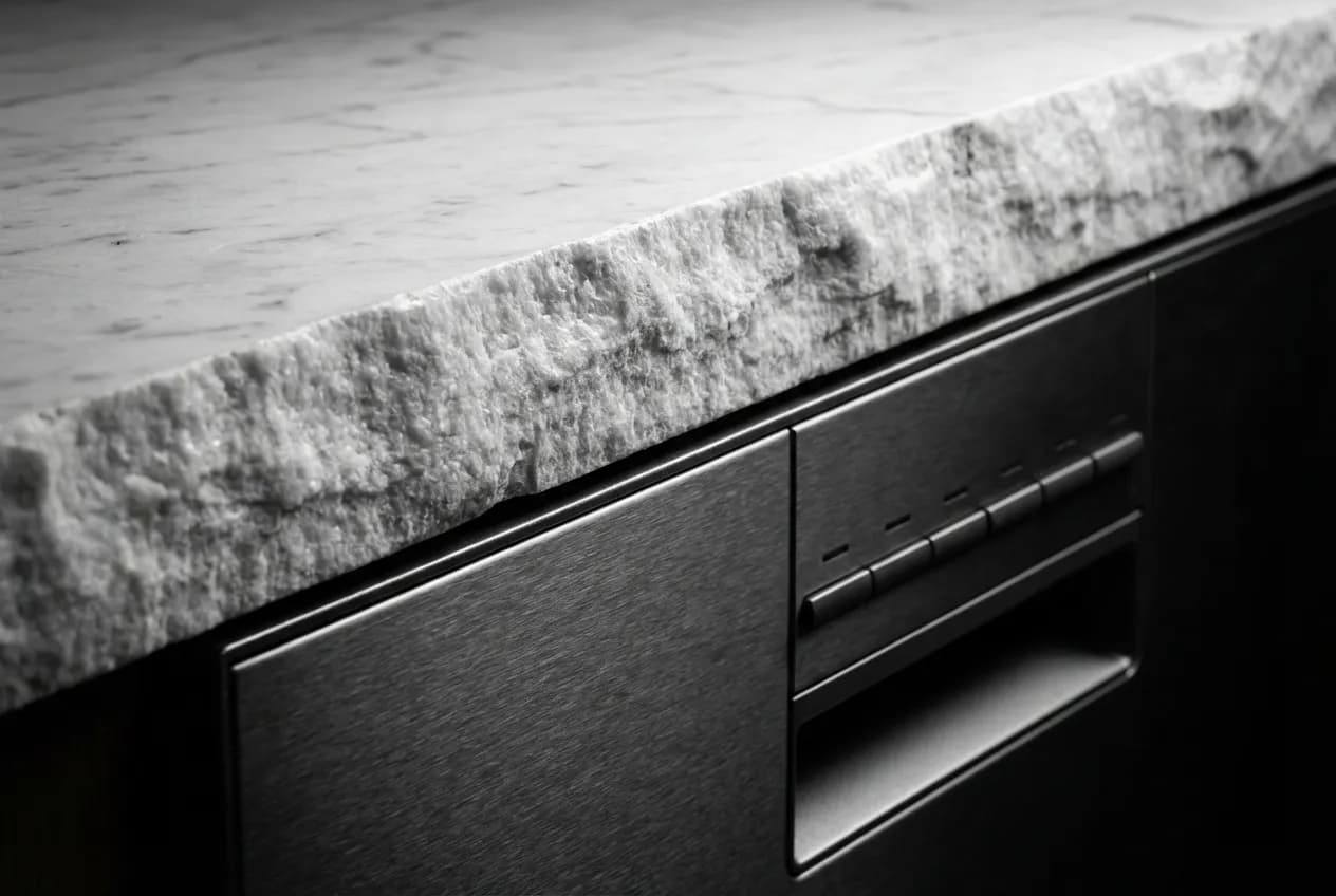 Plan de travail sur lave vaisselle : Installation et Conseils Gros plan sur la finition entre le plan de travail et le lave-vaisselle