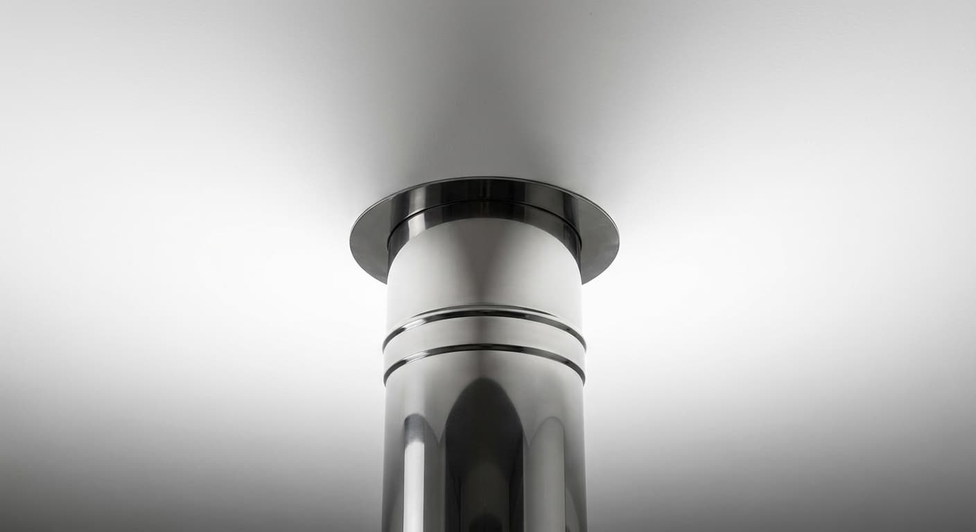 Réaliser un coffrage placo autour d'un conduit de poele Détail d'un conduit de poêle s'insérant parfaitement dans son coffrage en placo.