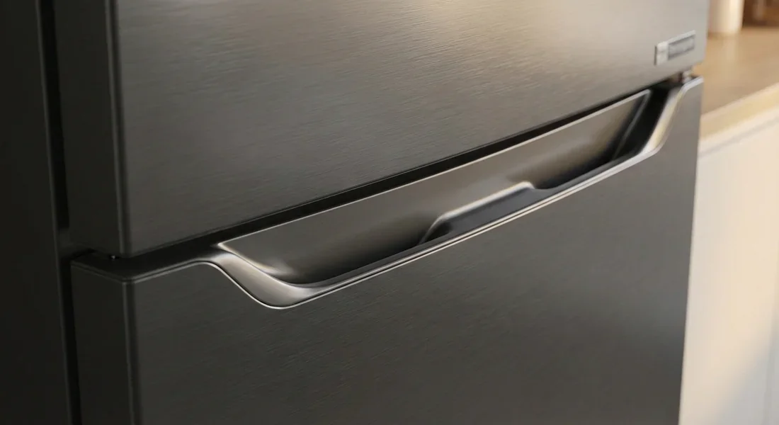 Détail de la finition gris anthracite et de la poignée du réfrigérateur Beko