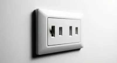 Miniature montrant un détail d'une prise électrique murale avec un signe subtil de problème.