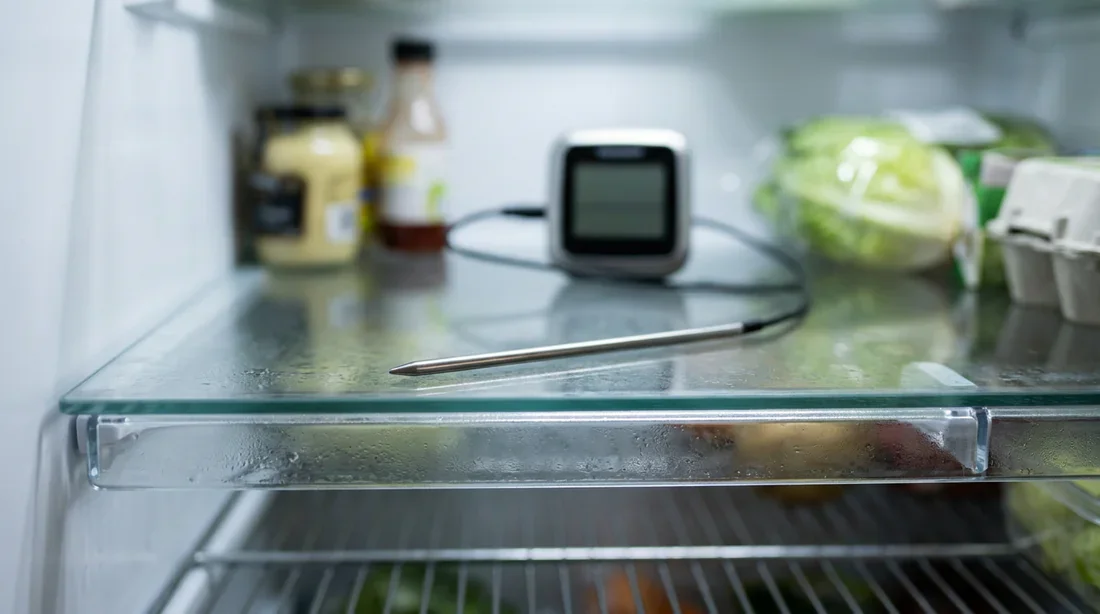 Mesure précise de la température Thermomètre digital placé sur une clayette de réfrigérateur