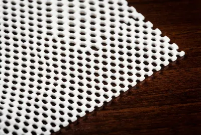 Gros plan sur la texture alvéolée d'un bulgomme posé sur du bois sombre