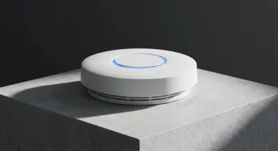 Gros plan iconique d'un détecteur de fumée blanc sur fond épuré