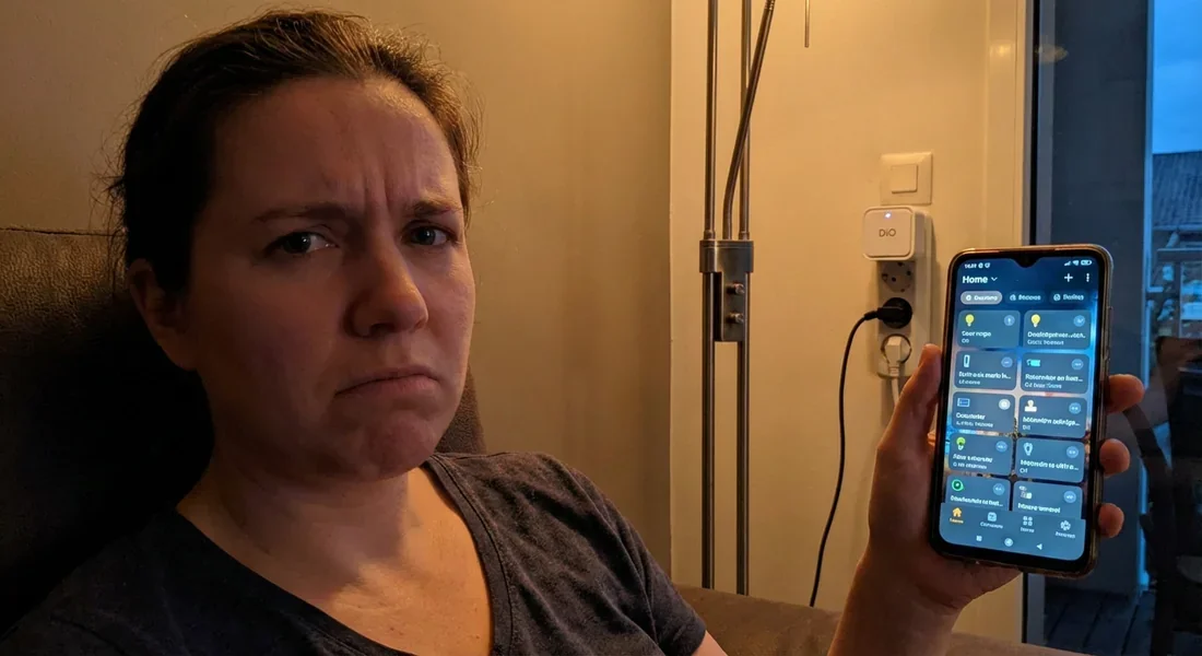 Utilisateur rencontrant un problème de connexion avec sa prise connectée DiO devant une lampe éteinte.