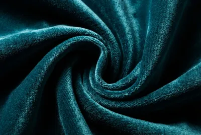 Gros plan sur la texture d'un rideau en velours épais