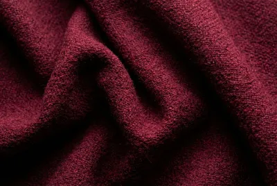 Gros plan sur la texture épaisse et le tissage d'un rideau acoustique performant