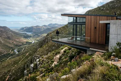 Gros plan sur l'architecture d'une maison de colline