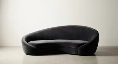 Vue minimaliste centrée d'un canapé design iconique aux formes courbes