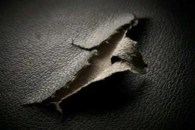 Gros plan texture simili cuir qui s'effrite et pèle