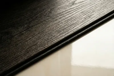 Gros plan texture lame vinyle posée sur du carrelage