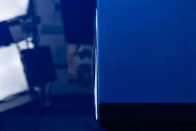 Gros plan comparatif montrant la différence de texture entre une surface brillante et une surface mate