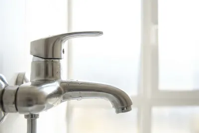 Robinetterie de douche moderne avec lumière naturelle venant d'une fenêtre en arrière-plan