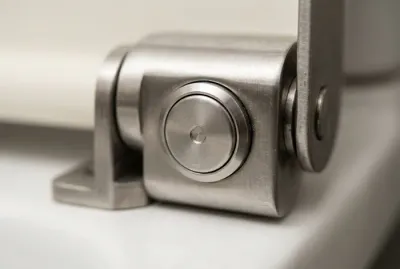 Gros plan sur la charnière en inox d'un abattant de WC