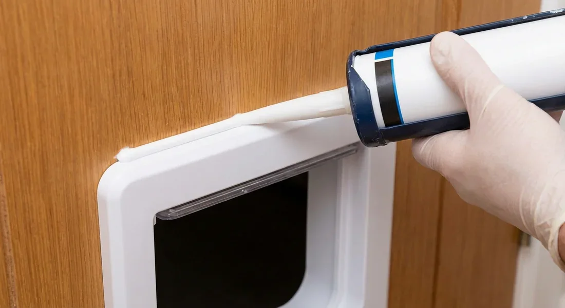 Application du joint d'étanchéité et fixation de la chatière.