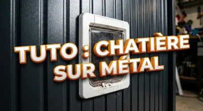 Gros plan d'une chatière sur du métal rainuré avec texte tuto.