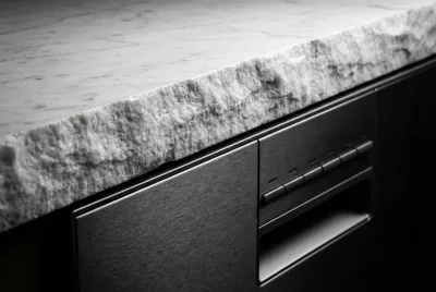 Gros plan sur la finition entre le plan de travail et le lave-vaisselle