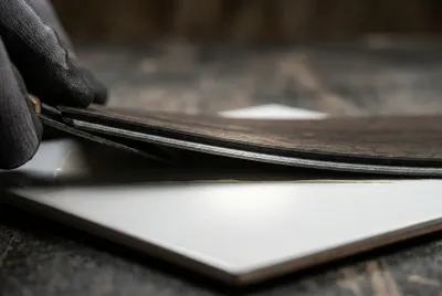 Gros plan sur la pose d'un revêtement fin sur du carrelage existant