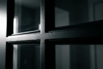 Gros plan sur les croisillons et le vitrage d'une porte d'intérieur rénovée