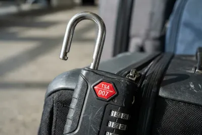 Gros plan sur le logo losange rouge d'une serrure TSA