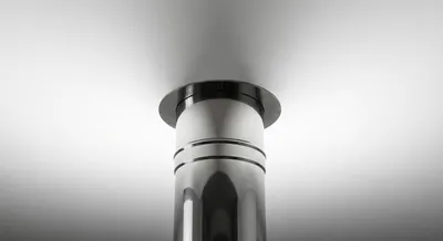 Détail d'un conduit de poêle s'insérant parfaitement dans son coffrage en placo.