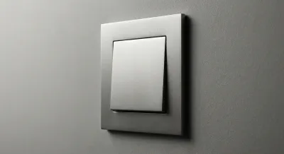 Gros plan contrasté d'un interrupteur moderne sans encoche.