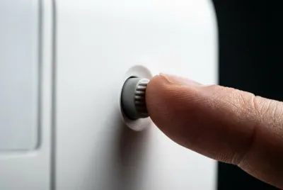 Gros plan sur le bouton de réinitialisation pour résoudre l'erreur F28 de la chaudière