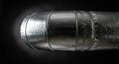 Gros plan sur une gaine de VMC isolée avec barrière thermique