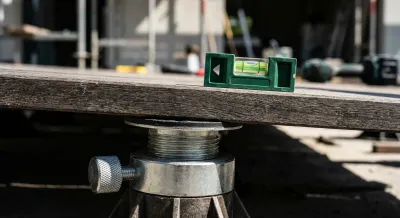 Gros plan emblématique d'un plot réglable pour terrasse, symbolisant la création de pente.