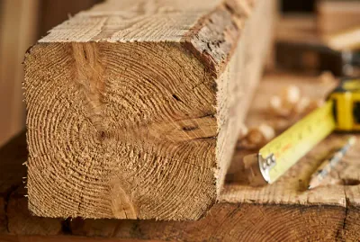 Coupe transversale d'un chevron en bois avec mètre ruban en arrière-plan