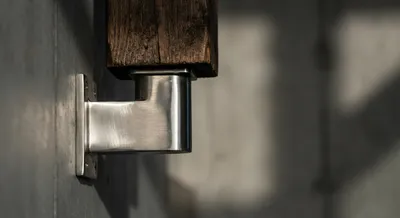 Gros plan d'un support en acier galvanisé pour poteau bois