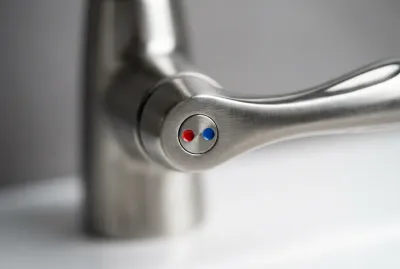 Indicateurs de température rouge et bleu sur un mitigeur de lavabo