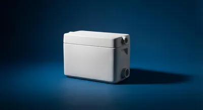 Vue rapprochée épurée d'un bloc de filtration de piscine blanc.