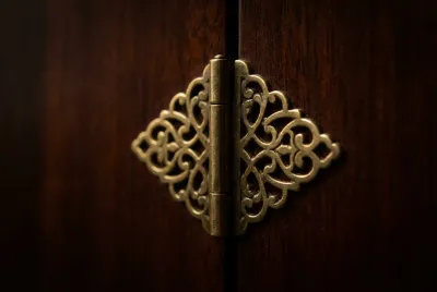 Gros plan sur une fiche à lacet en laiton sur du bois précieux