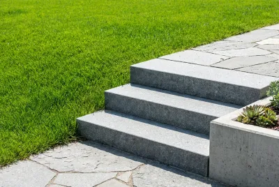 Escalier moderne reliant le jardin à une terrasse plus basse