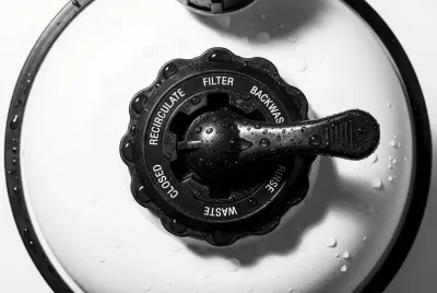 Gros plan macro sur la poignée de sélection d'une vanne multivoies de piscine